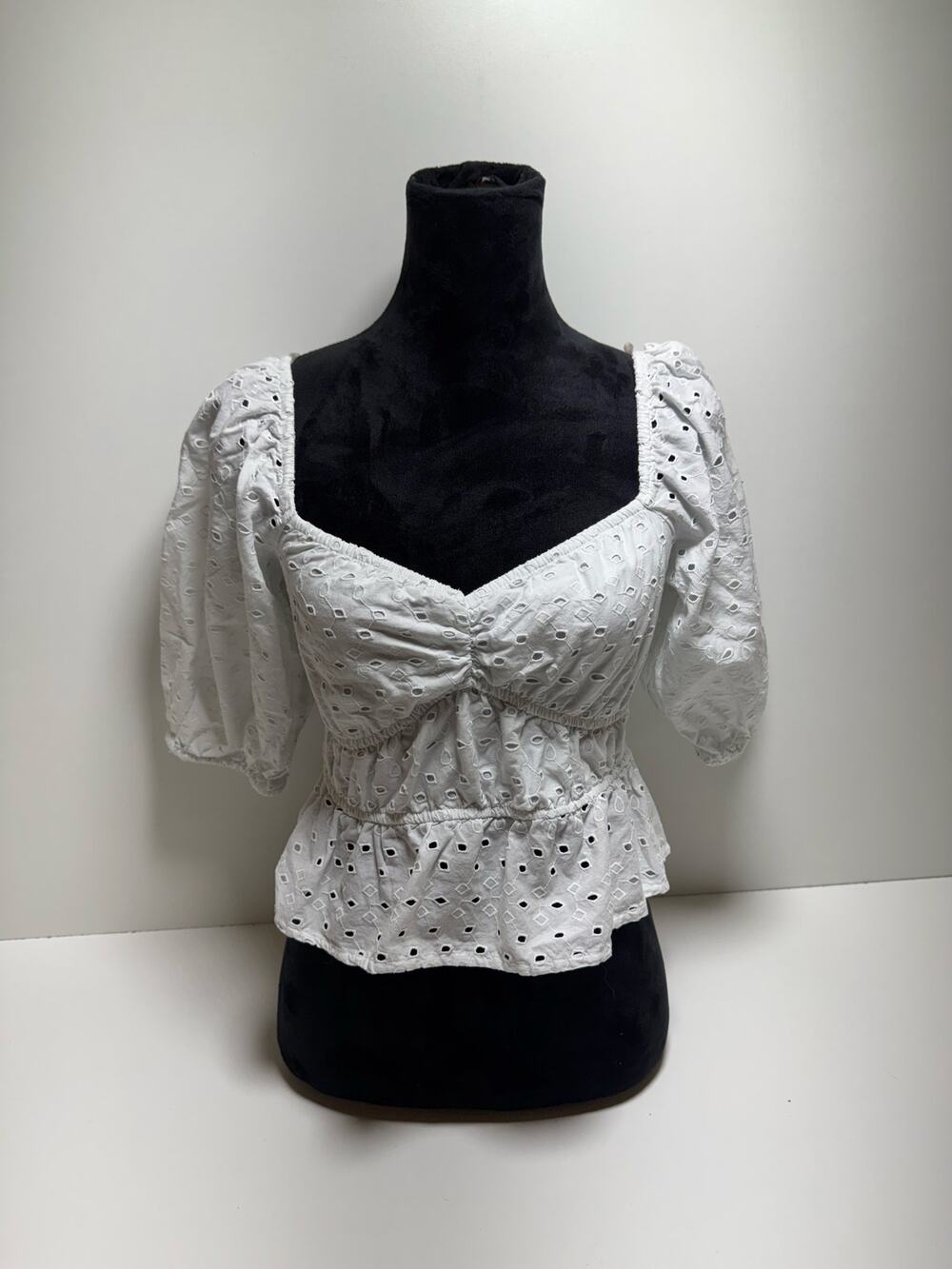 Juniors Sz S Flirty Eyelet White Puff Sleeve Blouse Cropped Ruffle Peasant